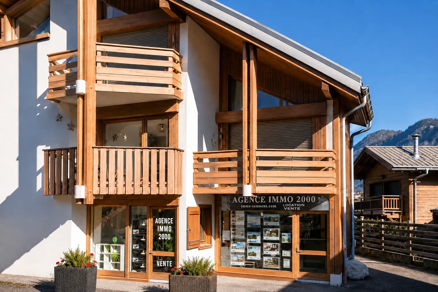 Façade de l'agence Immo 2000 à Samoëns — chalet en bois au pied du Grand Massif